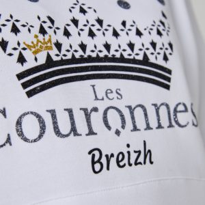 Zoom sur le logo Breizh d'un sweat shirt à capuche en coton de la marque Les Couronnes.