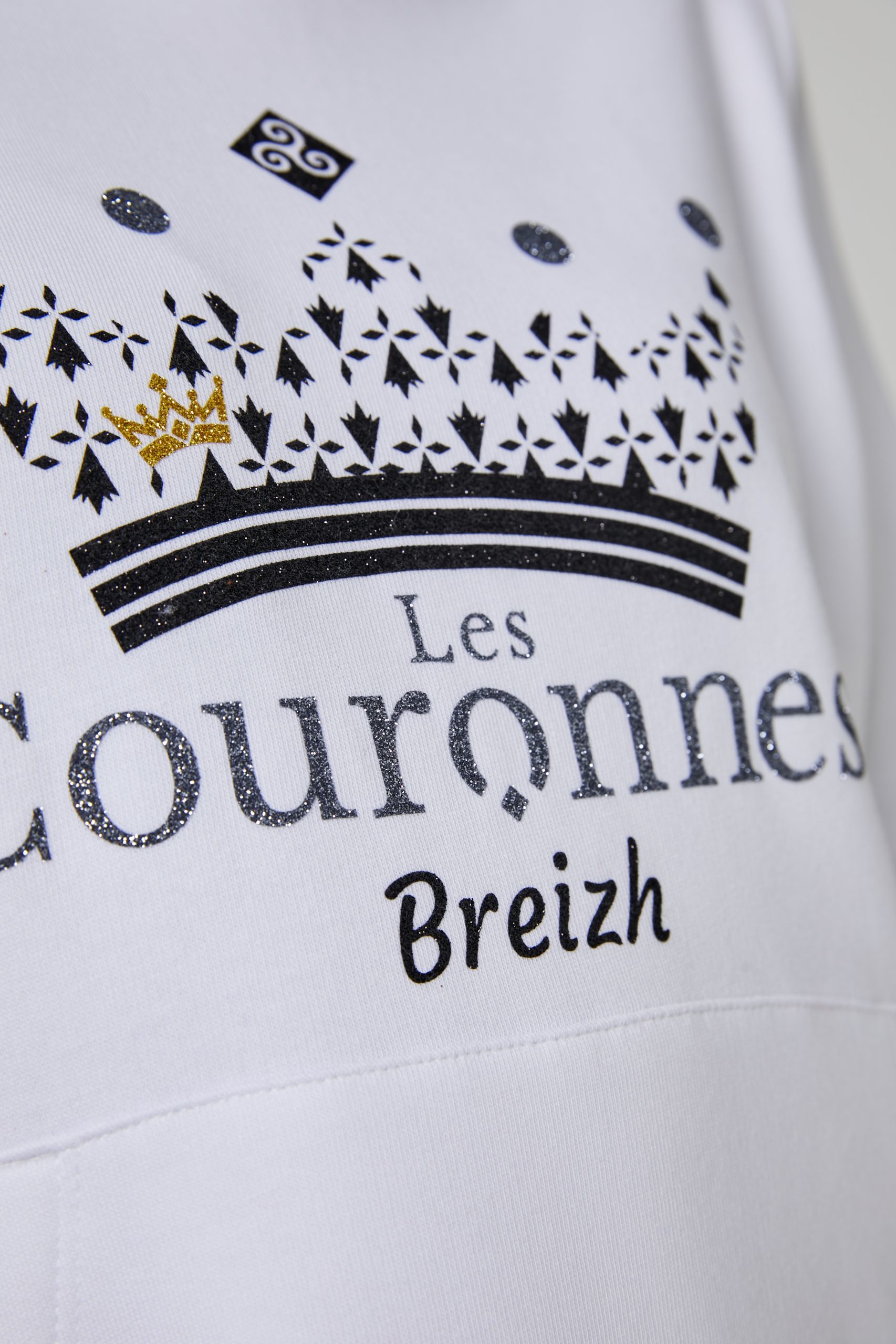 Zoom sur le logo Breizh d'un sweat shirt à capuche en coton de la marque Les Couronnes.