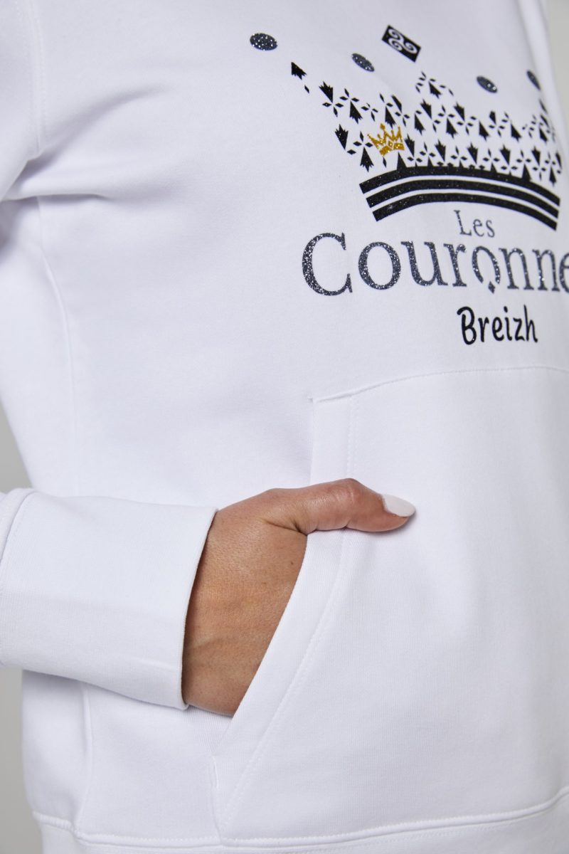 Zoom sur un sweat shirt à capuche de la marque écoresponsable Les Couronnes.