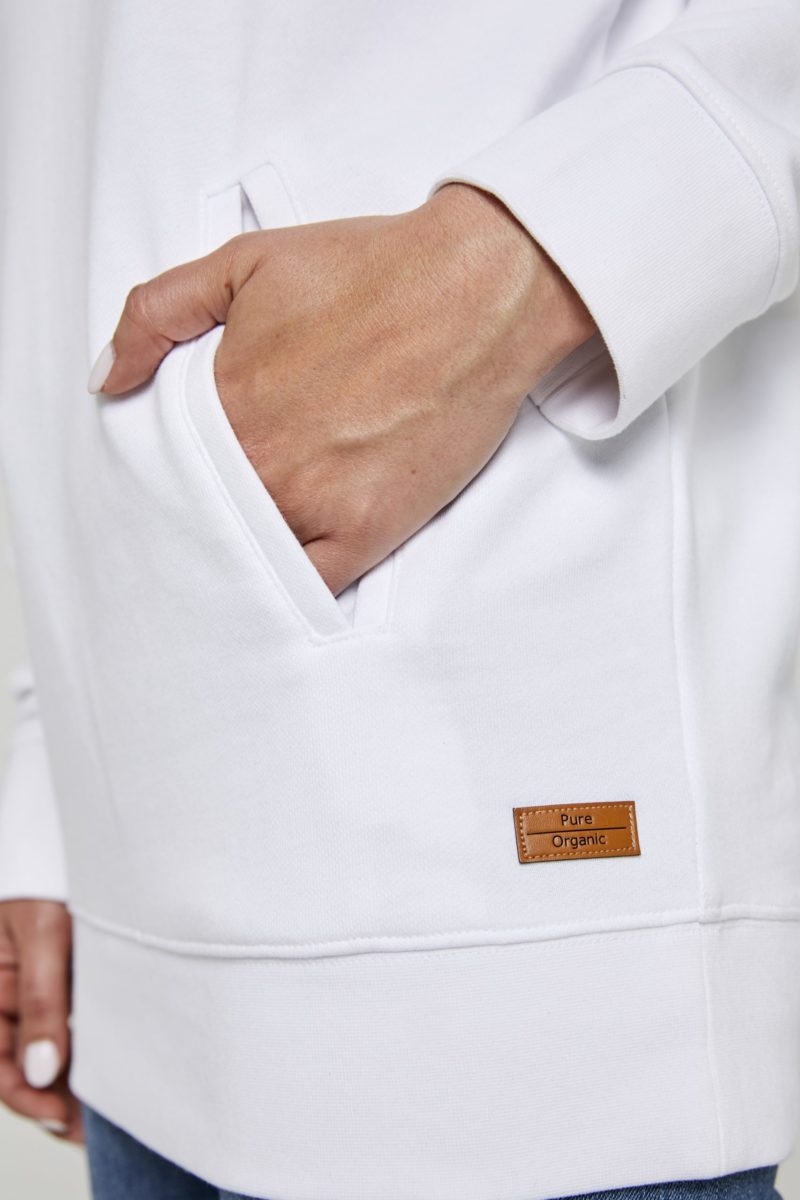 Zoom sur la poche avant centrale d'un sweat à capuche en coton de la marque Les Couronnes.
