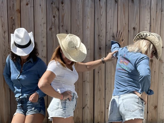 Femmes portant une chemise en jean cowgirlstyle