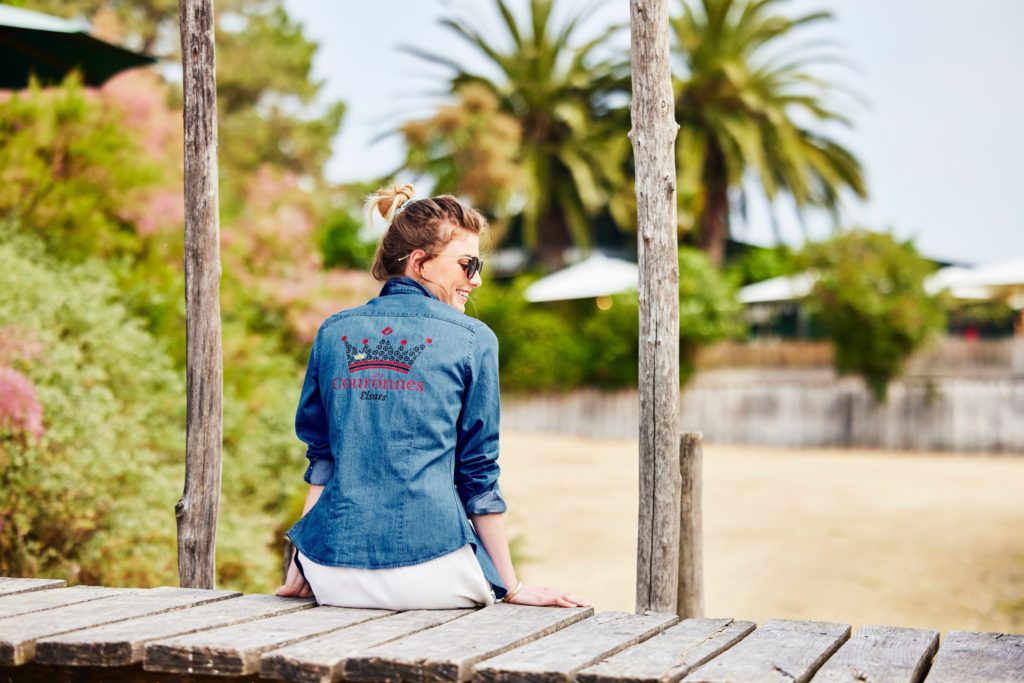 Jeune femme portant une chemise de la marque Les Couronnes Elsass.