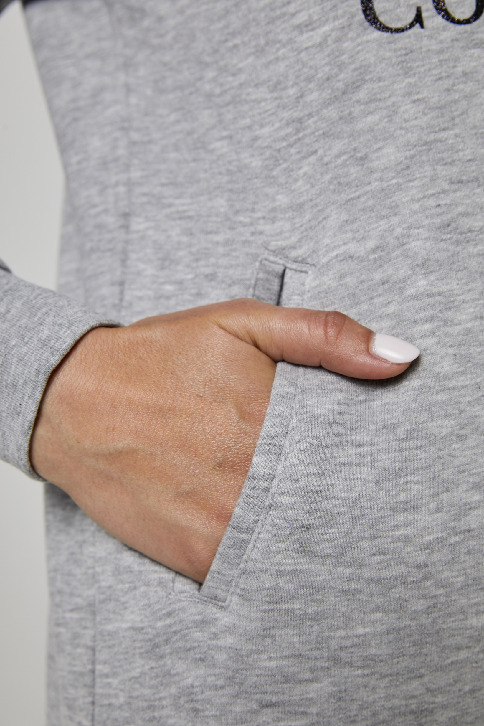 Zoom sur la poche de la robe sweat Les Couronnes.