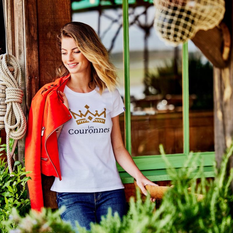 Jeune femme portant un t-shirt bio fabriqué en France de la marque Les Couronnes.