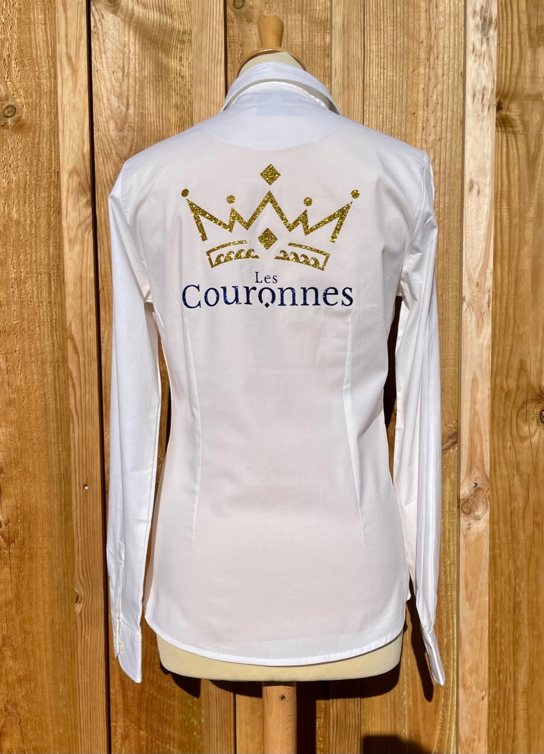 Vue de dos de la chemise en coton à manches longues Les Couronnes.
