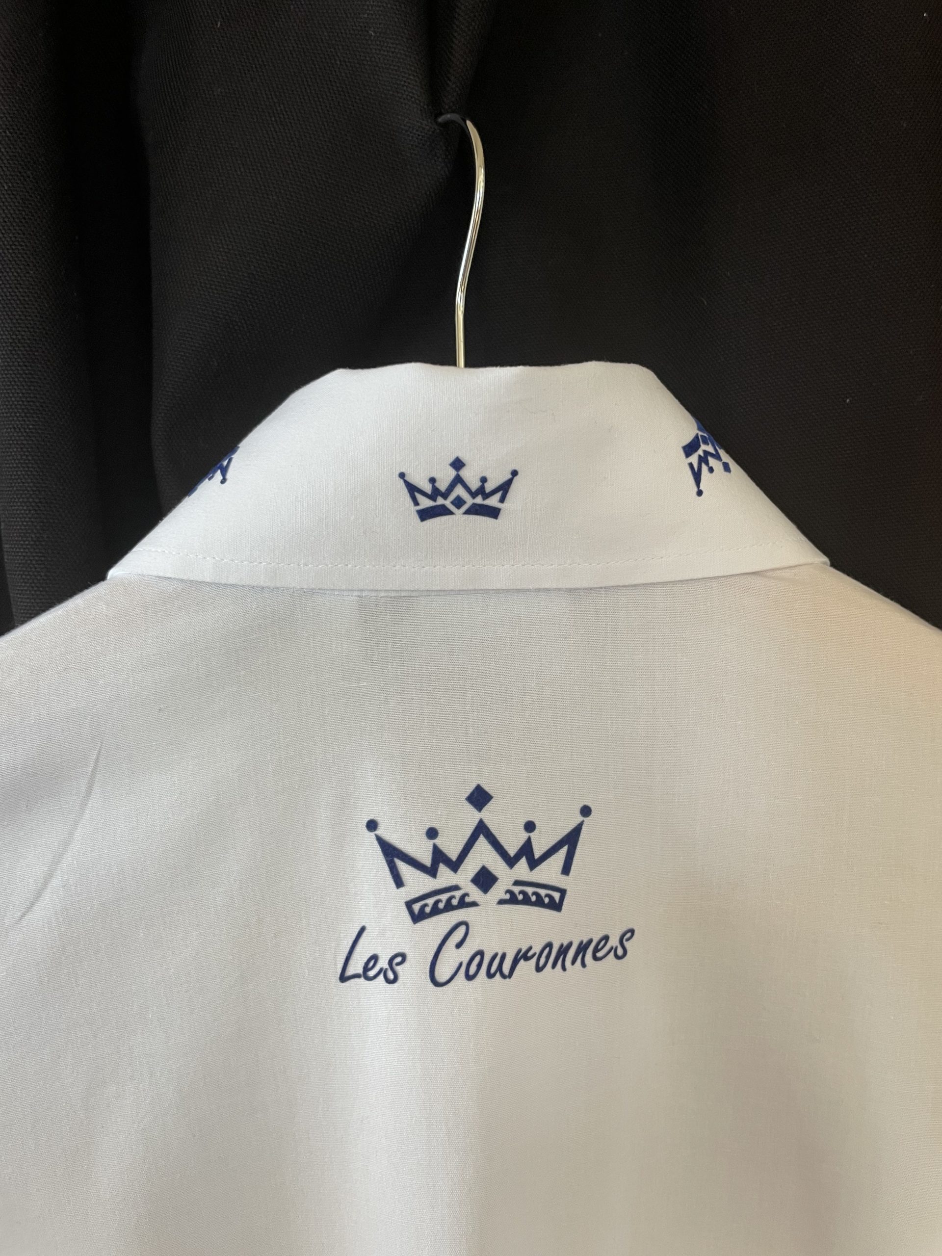 Zoom sur les détails dos avec des couronnes