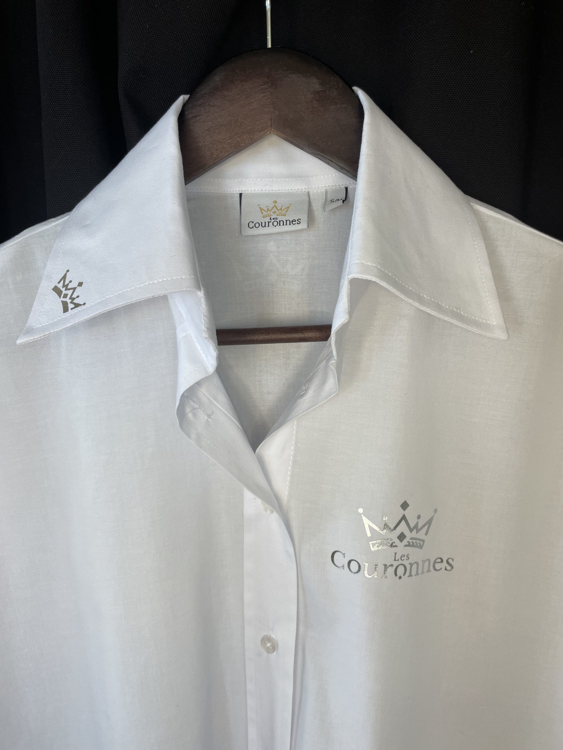 Zoom sur le logo les couronnes