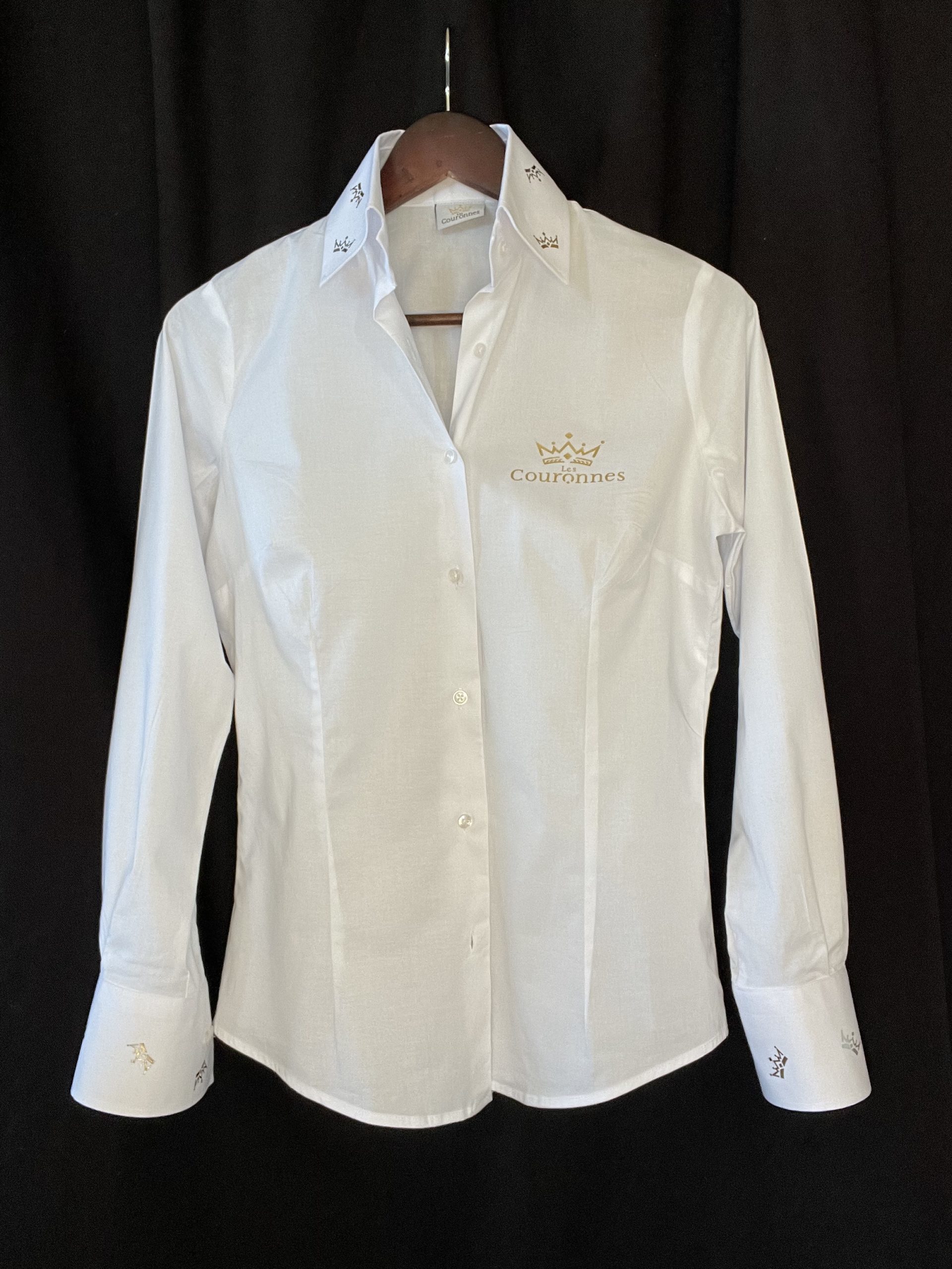 une chemise blanche de la marque les couronnes sur cintre