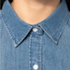zoom sur l'encolure d'une chemise en jean de la marque les couronnes