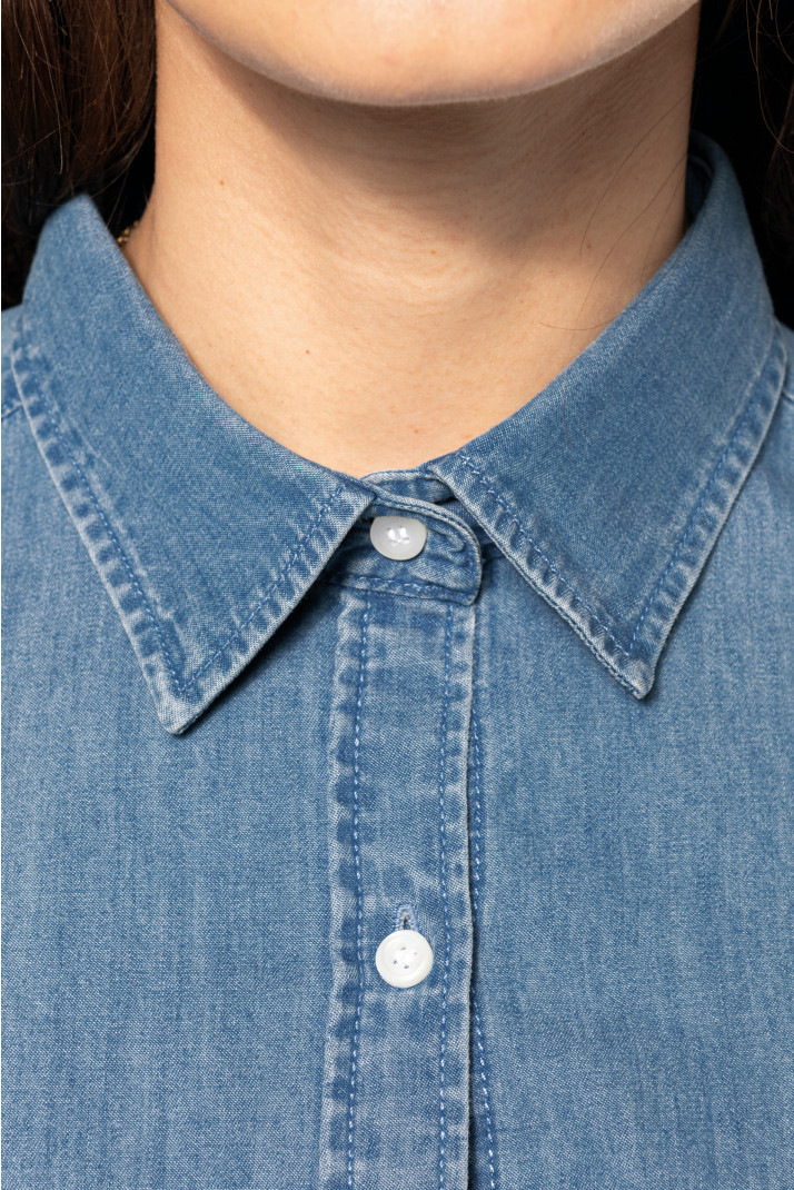 zoom sur l'encolure d'une chemise en jean de la marque les couronnes