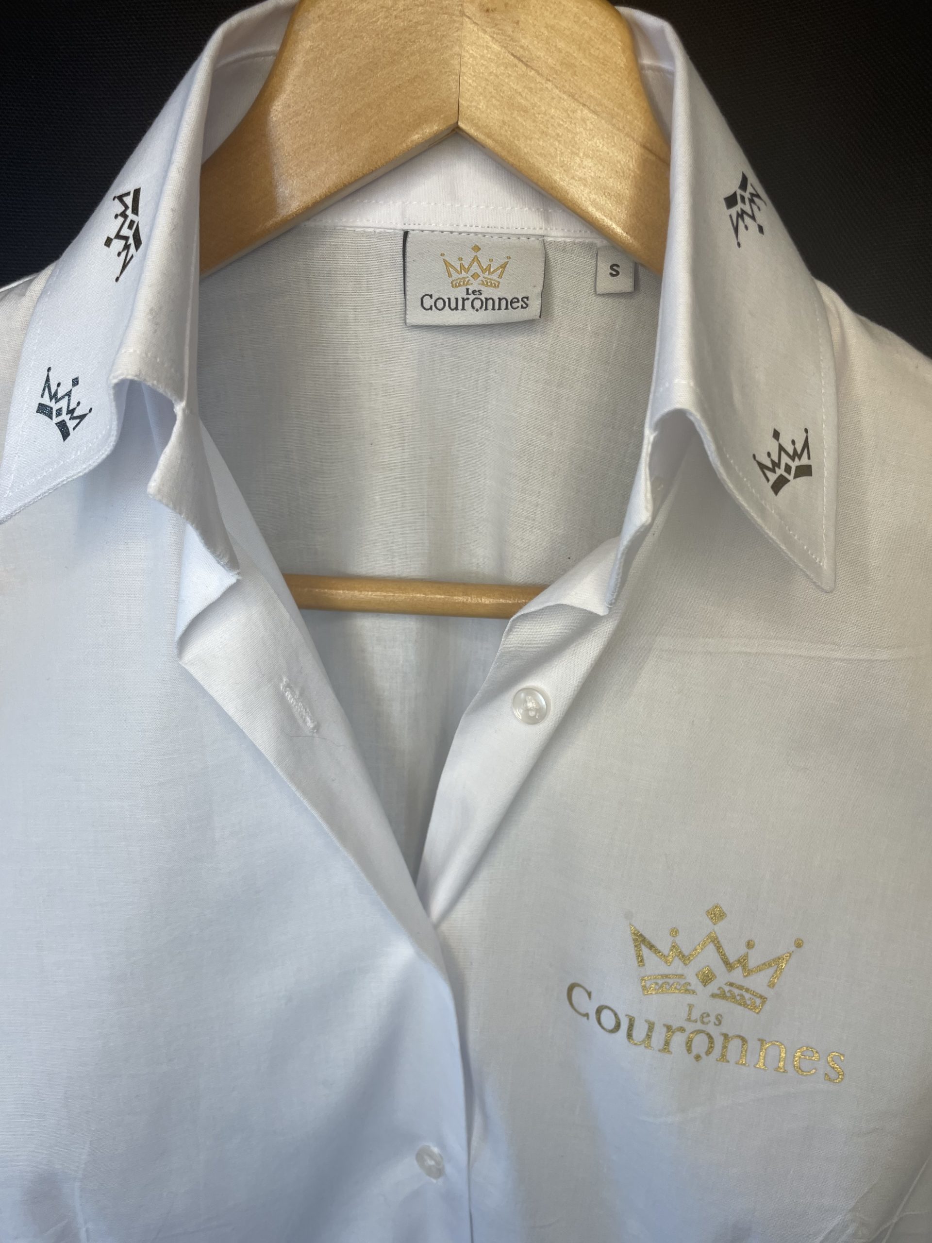 Zoom sur le col d’une chemise de la marque les couronnes