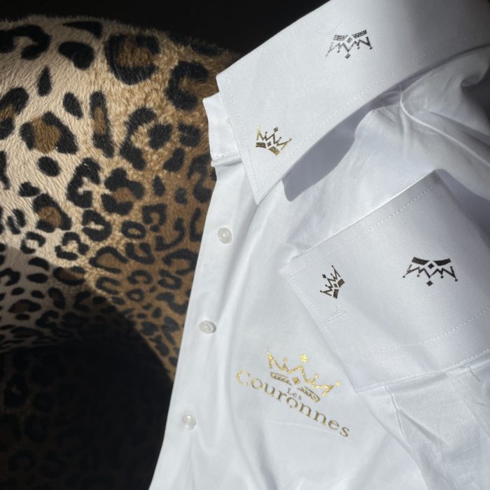 chemise cintrée agrémentée de couronnes sur le col , poignets et logo coeur