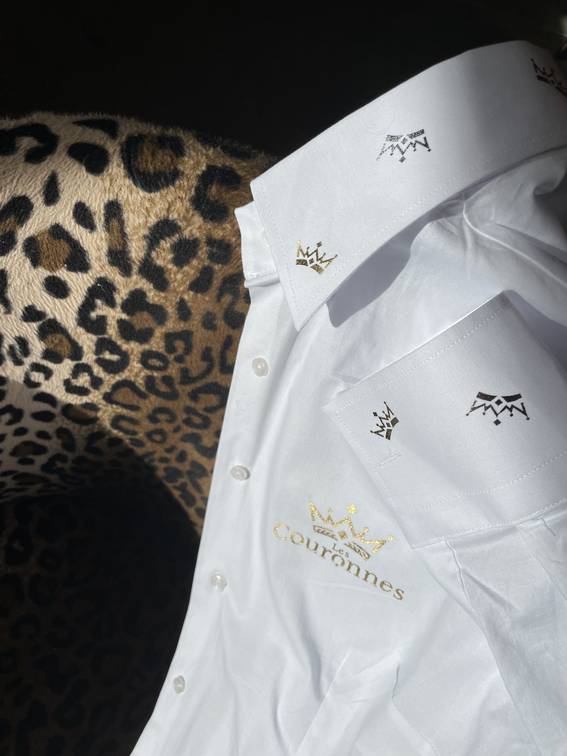 chemise cintrée agrémentée de couronnes sur le col , poignets et logo coeur