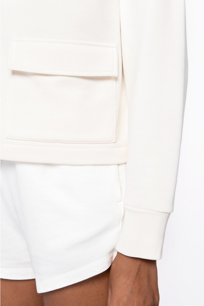 Détail de la poche d’un sweat-shirt de la marque les couronnes