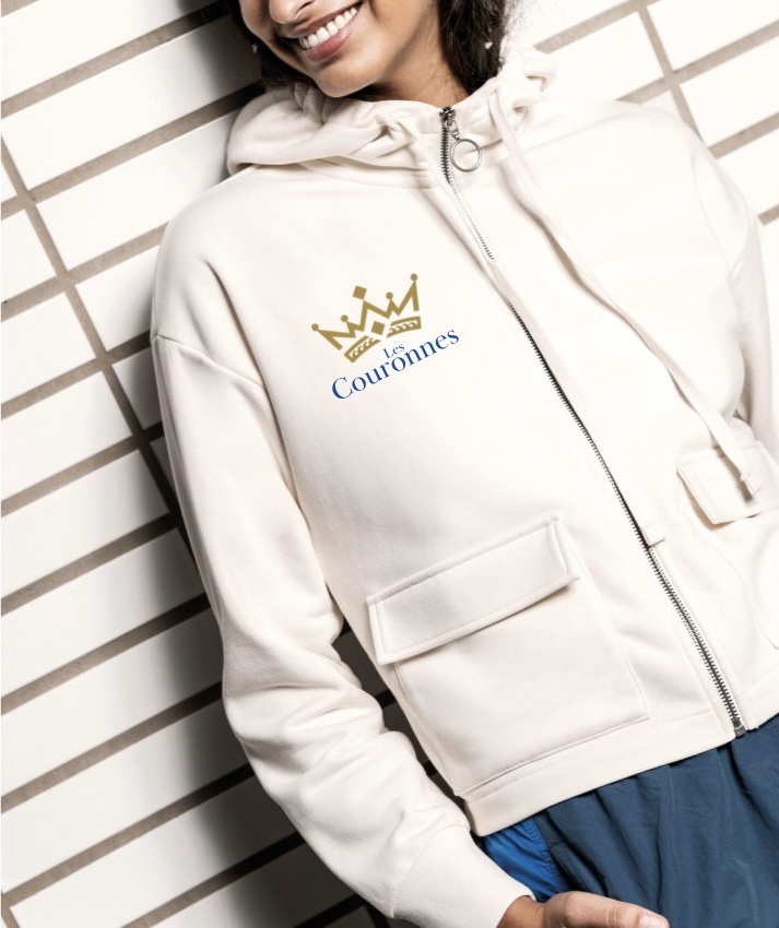 Femme en sweat-shirt à zip les couronnes