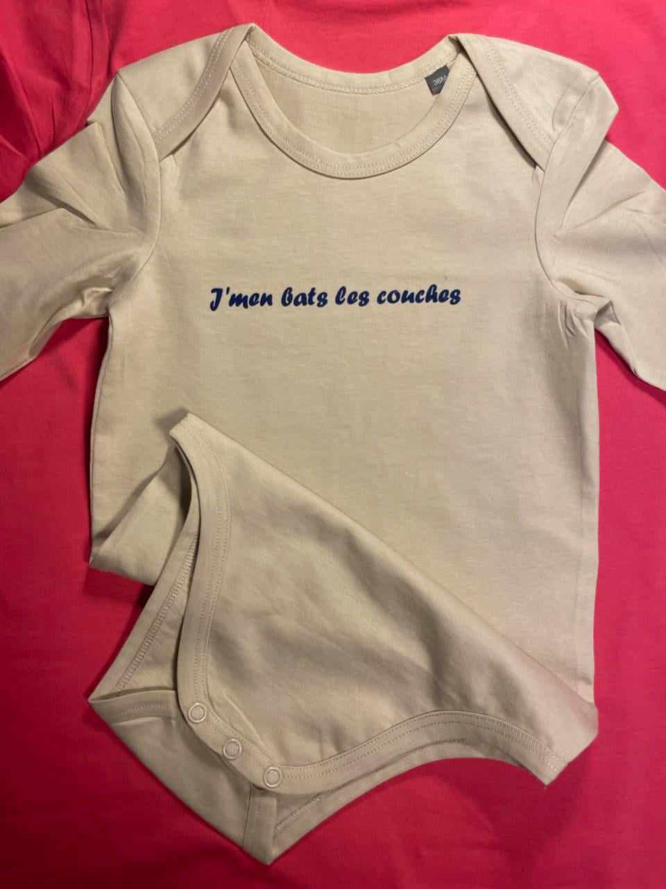 Un body pour bébé en coton bio, avec une phrase personnalisable.